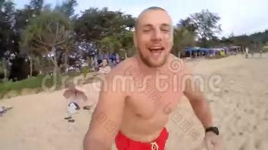 年轻人在海滩上亲吻女朋友，跑进大海。 水下高清GoPro生活方式自拍。 泰国。